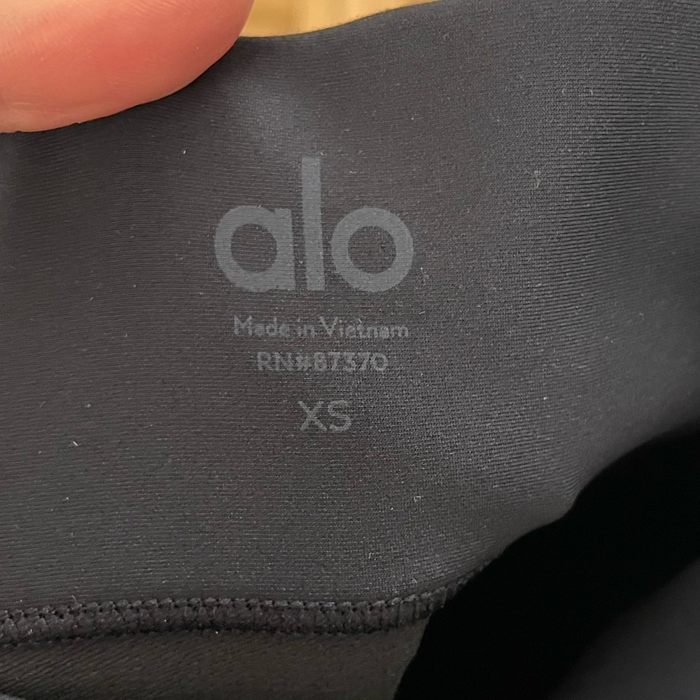 ALO Yoga Airlift Capri Leggings - Picture 3 of 3